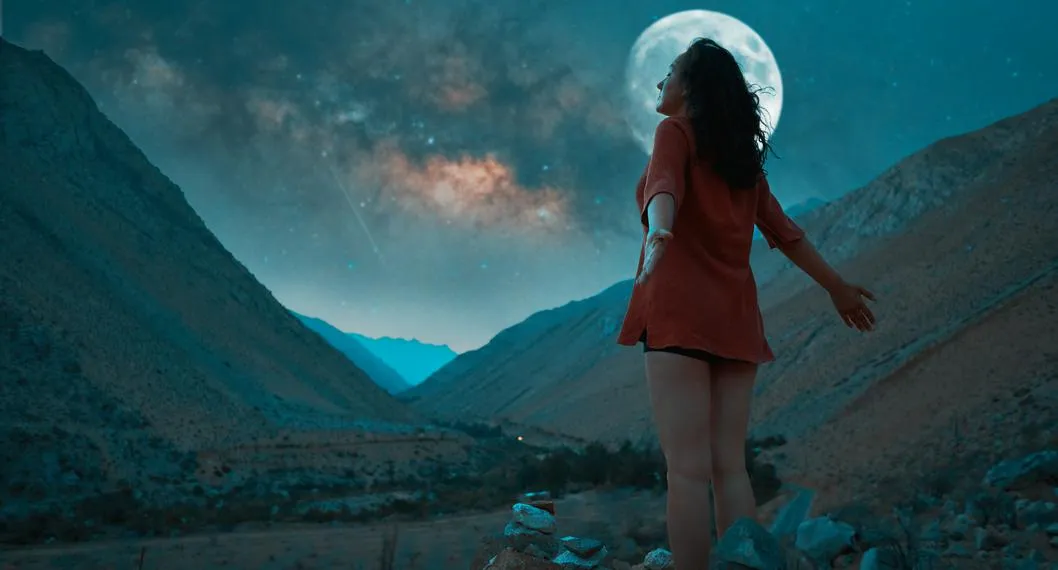 Mujer viendo la Luna a propósito de los rituales para el eclipse.