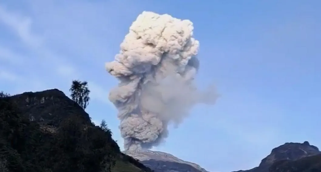 Video de la erupción de una columna de humo en el volcán Nevado del Ruiz, que alcanzó su punto más alto este martes desde que empezó la alerta naranja. 