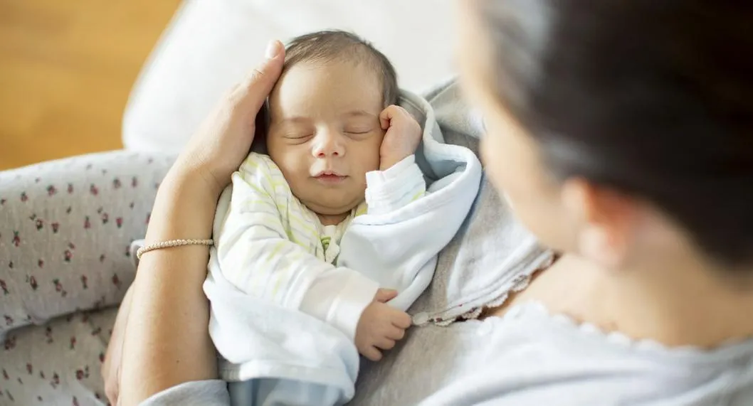 ¿Es normal que el bebé se duerma cuando está lactando o tomando el tetero?