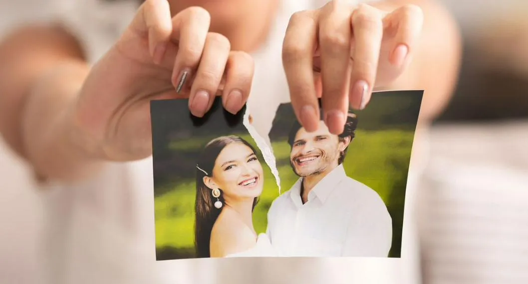 Persona rompiendo la foto de su expareja a propósito de las indirectas que le podría dedicar a su pareja en WhatsApp.
