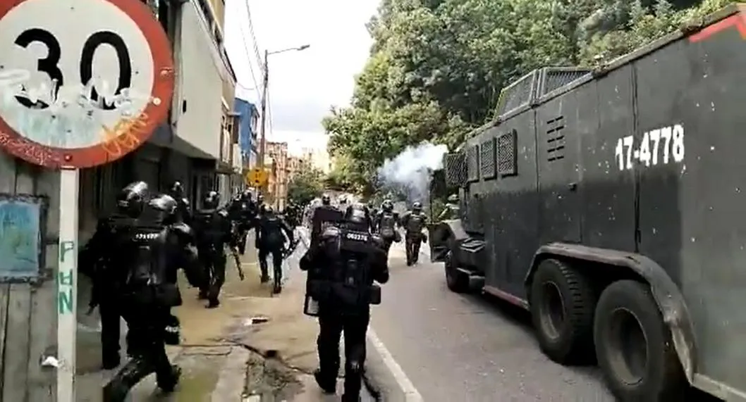Este martes se registran protestas en el oriente de Bogotá por los enfrentamientos entre encapuchados y el Esmad en la calle 26 con avenida Circunvalar.