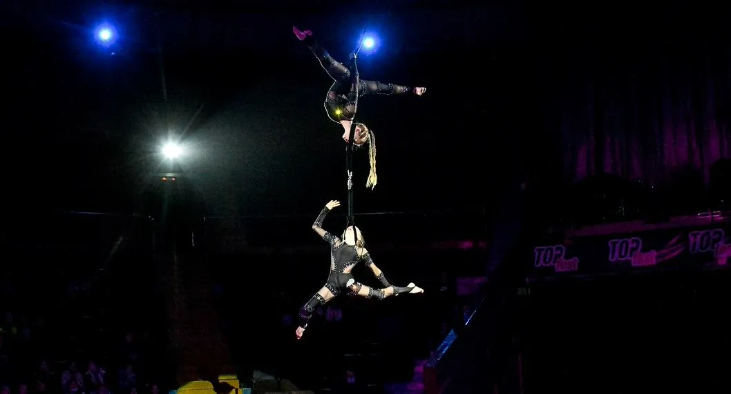 Conmoción en China luego de que una trapecista falleciera por no poder agarrarse bien de su pareja y caer de una altura de más de 9 metros.