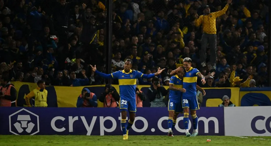 Jugadores de Boca Juniors celebran la victoria contra Deportivo Pereira después de sufrir insultos desde la tribuna en La Bombonera.