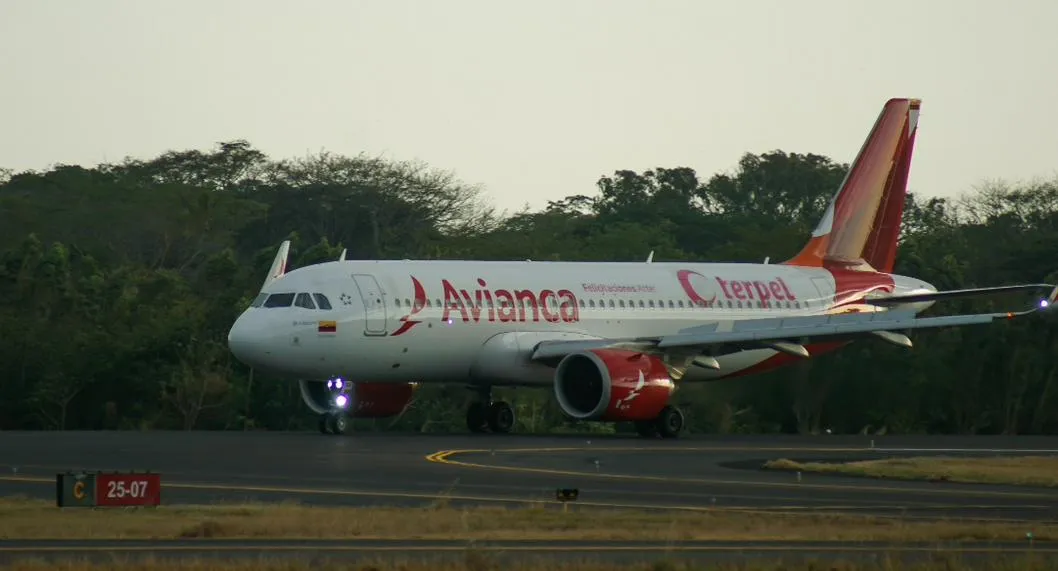 Foto de un avión de Avianca, para ilustrar las ofertas que lanzaron aerolíneas gracias a la crisis de Viva Air y Ultra Air. 