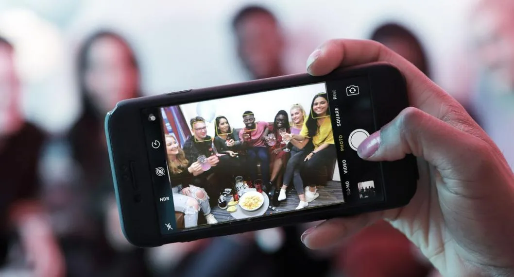 Personas tomando foto para historia de Facebook a propósito de cómo descargarlas.