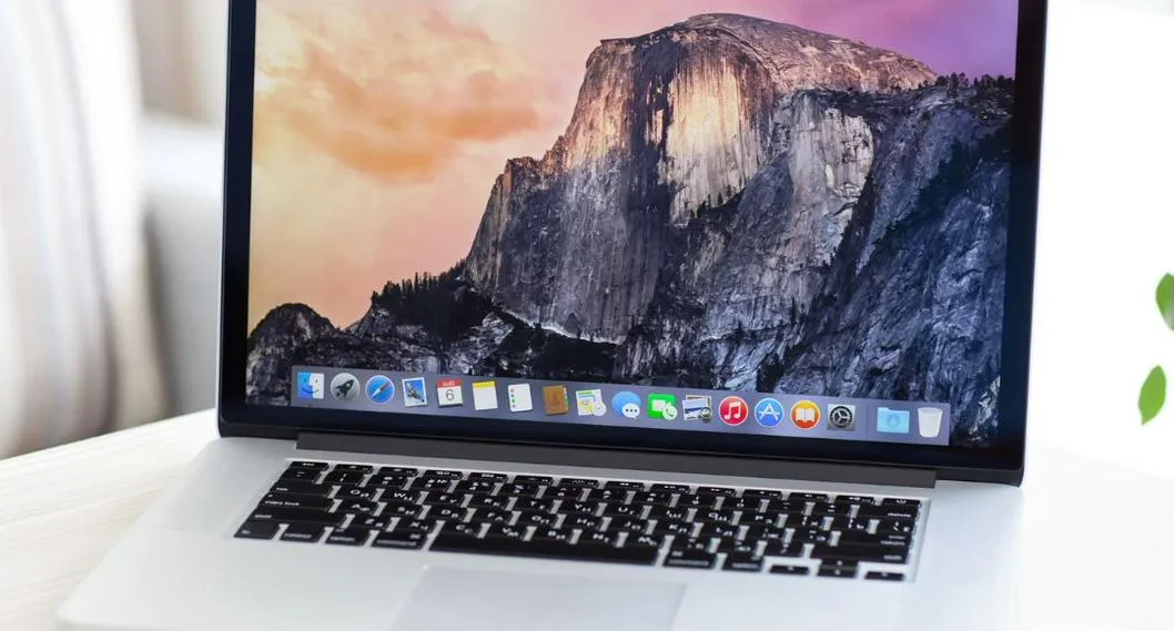 Portátil de 'Apple' a propósito de cómo usar los atajos de 'Mac'. 