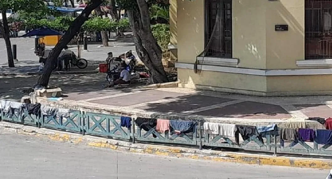 Familia tendió ropa en la calle en Santa Marta,.