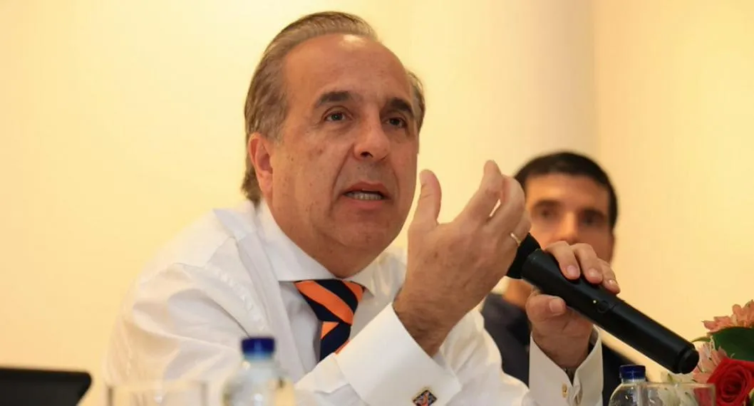 Guillermo Reyes, ministro de Transporte de Colombia, viajó siete veces en avión privado de polémicos contratistas de la ANI