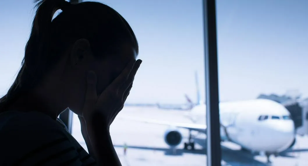 Foto de una viajera preocupada frente a un avión, para ilustrar artículo sobre la agresión de una pasajera a empleados de la aerolínea Latam.