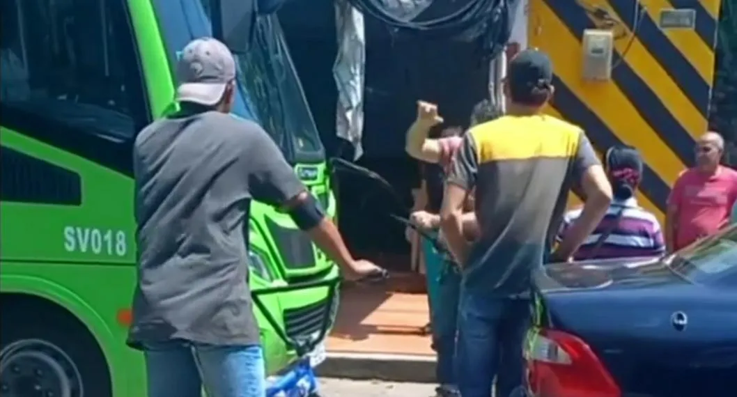Hombre se agarró con conductor de transporte público y vandalizó el bus