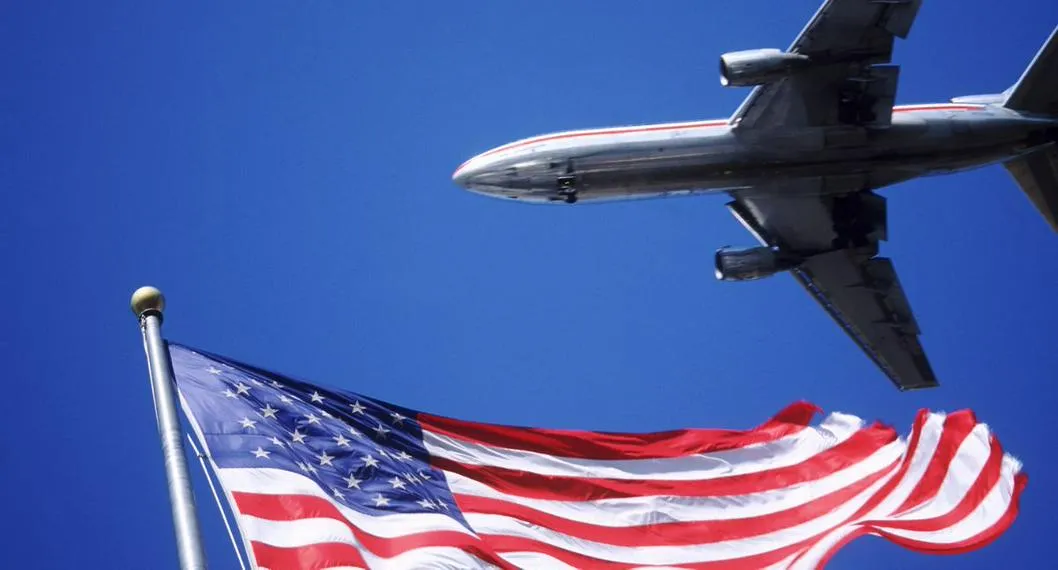 Foto de avión y bandera de EE. UU. a propósito de tiktoker que se quiere ir