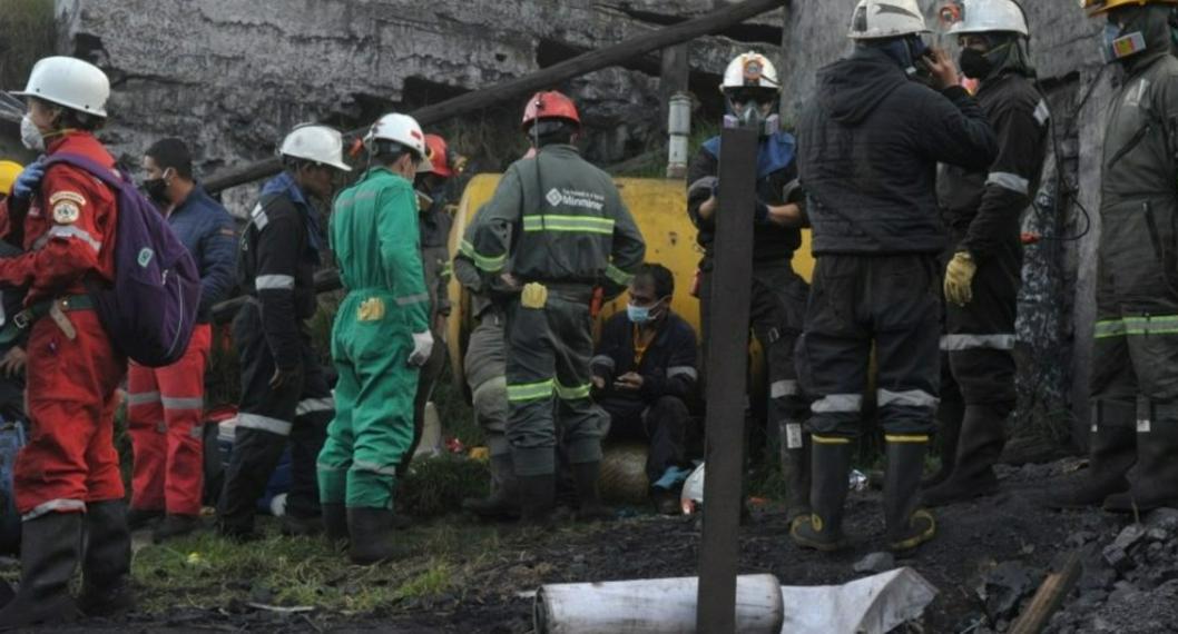 Rescatan a 4 mineros de los 11 atrapados por explosión en mina de Cucunubá, Cundinamarca. Aún quedan 7 por encontrar y se continúa trabajando en el sitio. 