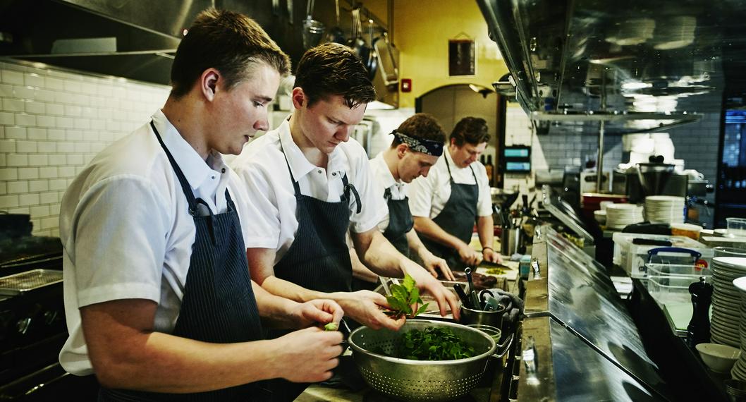 Restaurante de comidas rápidas en Quebec busca cocineros, ayudando con tiquetes, comida y alojamiento.