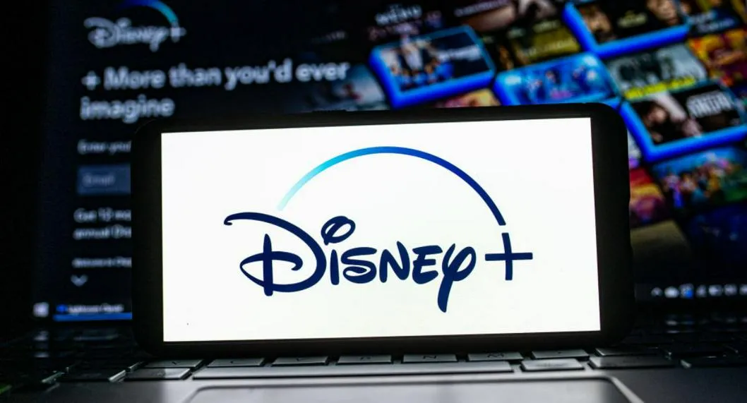 Logo de Disney+ y la plataforma de streaming al fondo ilustra nota sobre el actor con síndrome de Down que estará en Peter Pan.