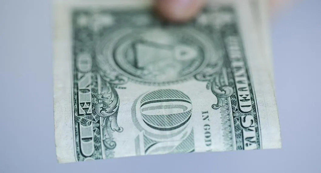 Así quedó el precio del dólar en Colombia hoy, jueves 20 abril, luego de estar durante los últimos dos días al alza y en el que casi subió $ 100.