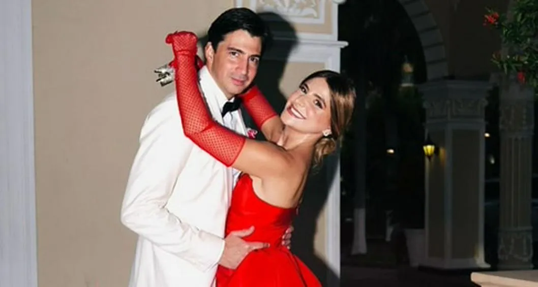 Foto de Marcela García y su esposo, a propósito de dificultades de su embarazo
