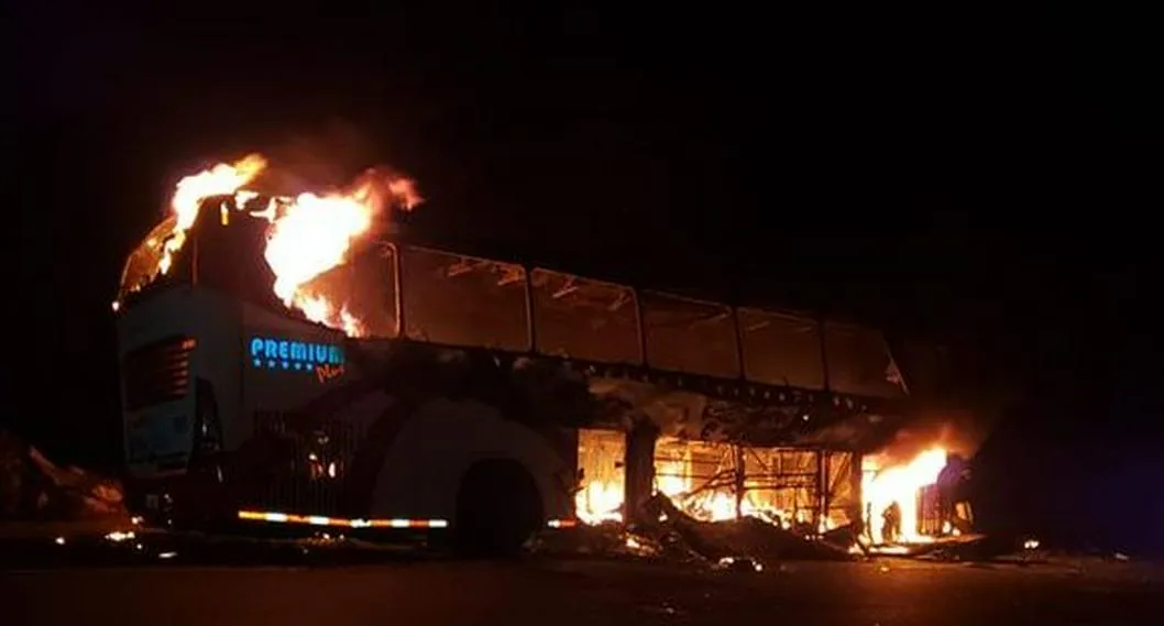 En Cesar, un bus intermunicipal, que tenía 30 pasajeros, colisionó contra un camión de carga y, tras el impacto, se incendió en su totalidad.