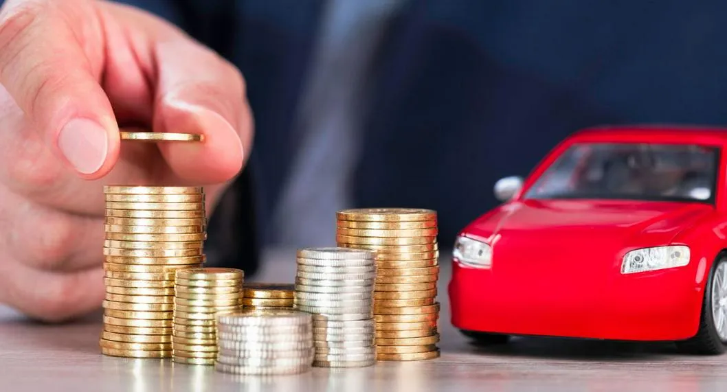 Persona contando dinero con un carro ilustra nota sobre el impuesto vehicular.