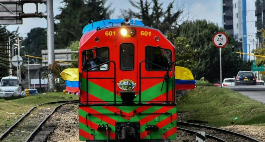 Tren de la Sabana arroyó a un peatón en el norte de Bogotá y armó un enorme trancón en el punto. Hay dos ambulancias en el lugar. 
