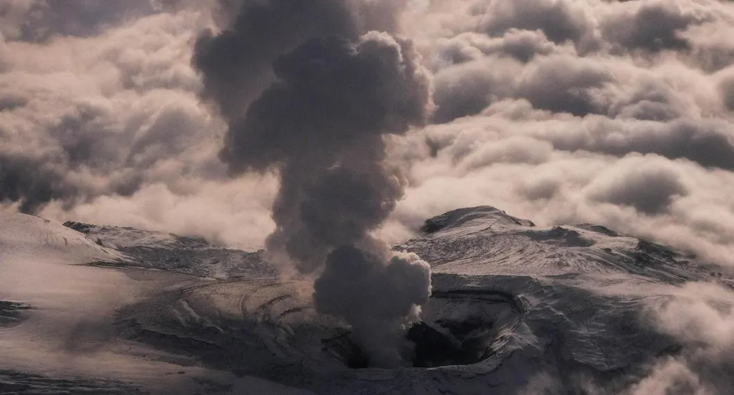 Extraña luz roja dentro del volcán Nevado del Ruiz causó temor (video)