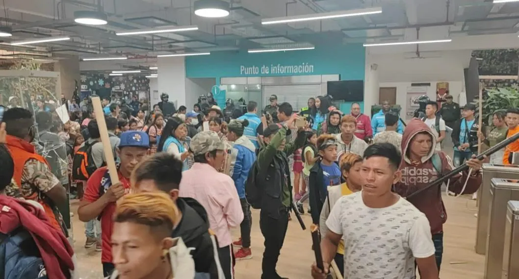  250 indígenas se asentaron en la entrada de un colegio público en Medellín