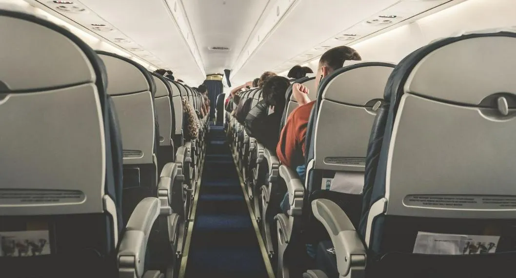 Foto de avión a propósito de sobrecargo que recibió piropos de pasajeras mexicanas