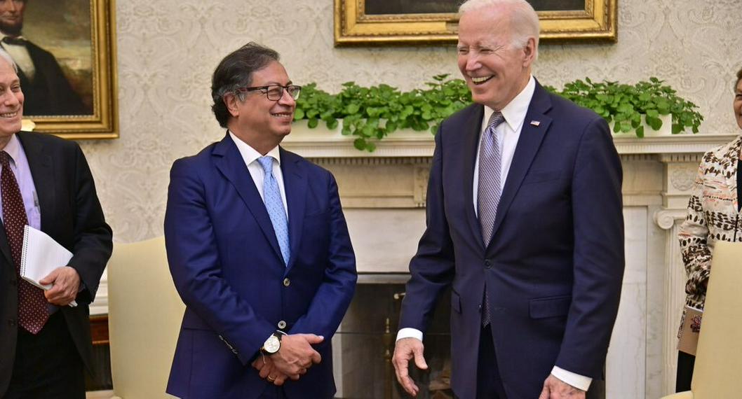 Gustavo Petro y Joe Biden a propósito de qué escribió el presidente de Colombia en el libro de visitas de la Casa Blanca.