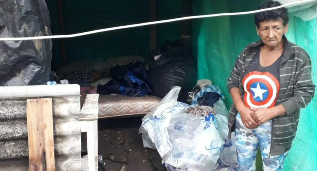 Mujer de la tecera edad no pudo pagar $ 150.000 de arriendo y la echaron a la calle