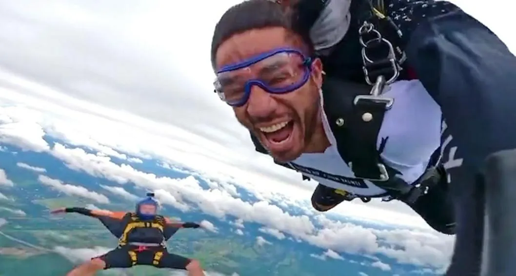 Fabián Vargas, que celebró cumpleaños con salto en paracaídas y grosería en la caída
