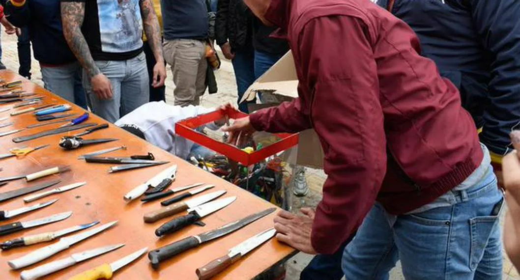 Jornada de desarme en Bogotá: entregaron 400 armas cortopunzantes