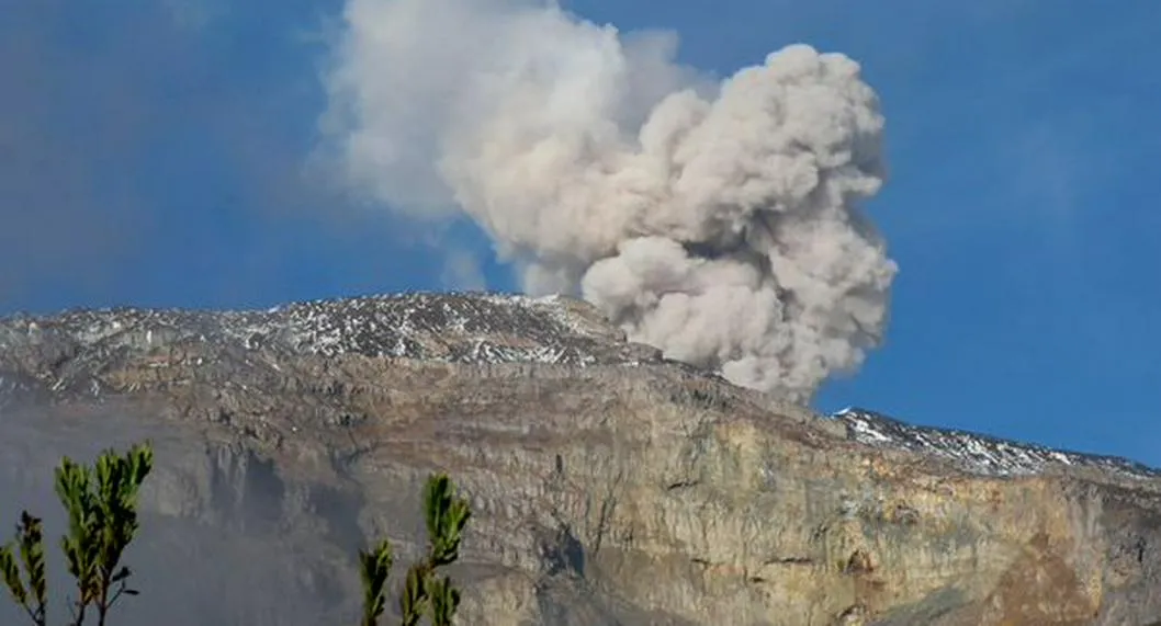 Es posible que la salida de ceniza del volcán nevado del Ruiz disminuya: SGC