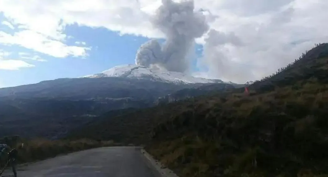 Foto del volcán Nevado del Ruiz, por vías que podrían cerrar por posible erupción