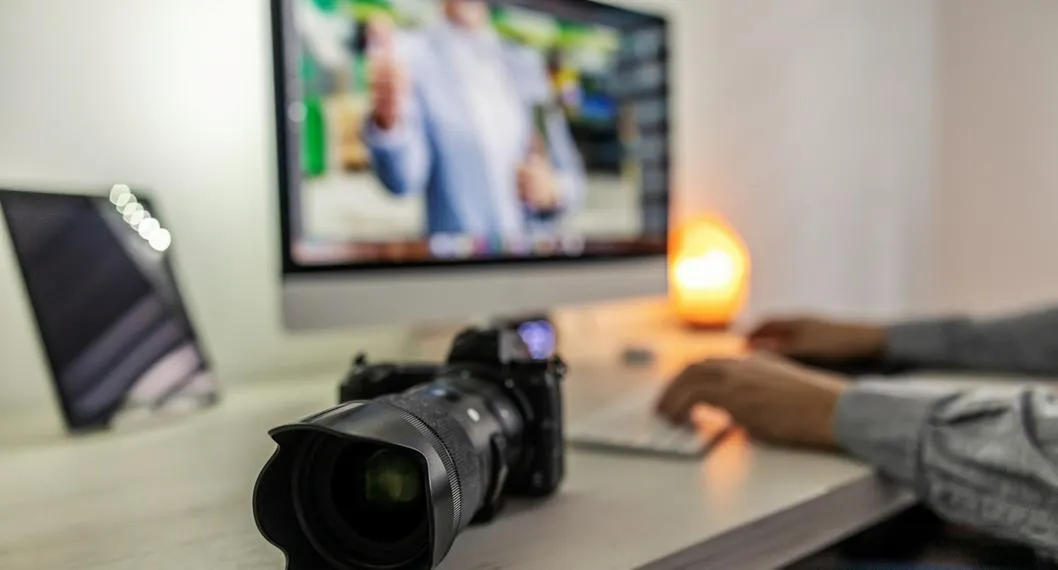 Foto de una persona editando un video, a propósito de los mejores programas para hacerlo