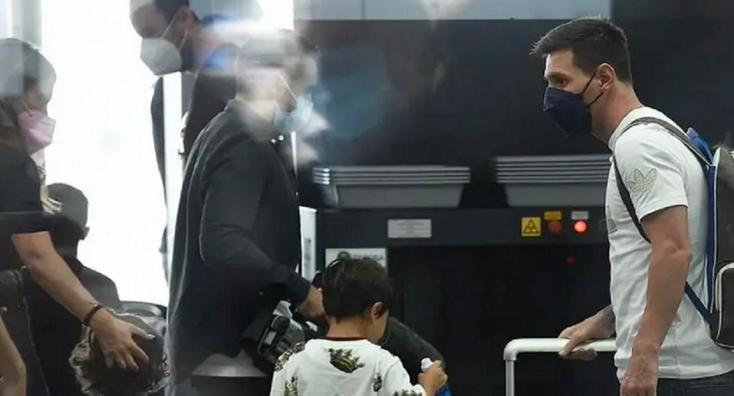 Lionel Messi fue visto en el aeropuerto de Cataluña, junto a su familia y 15 maletas. Hinchas del Barcelona se ilusionan.