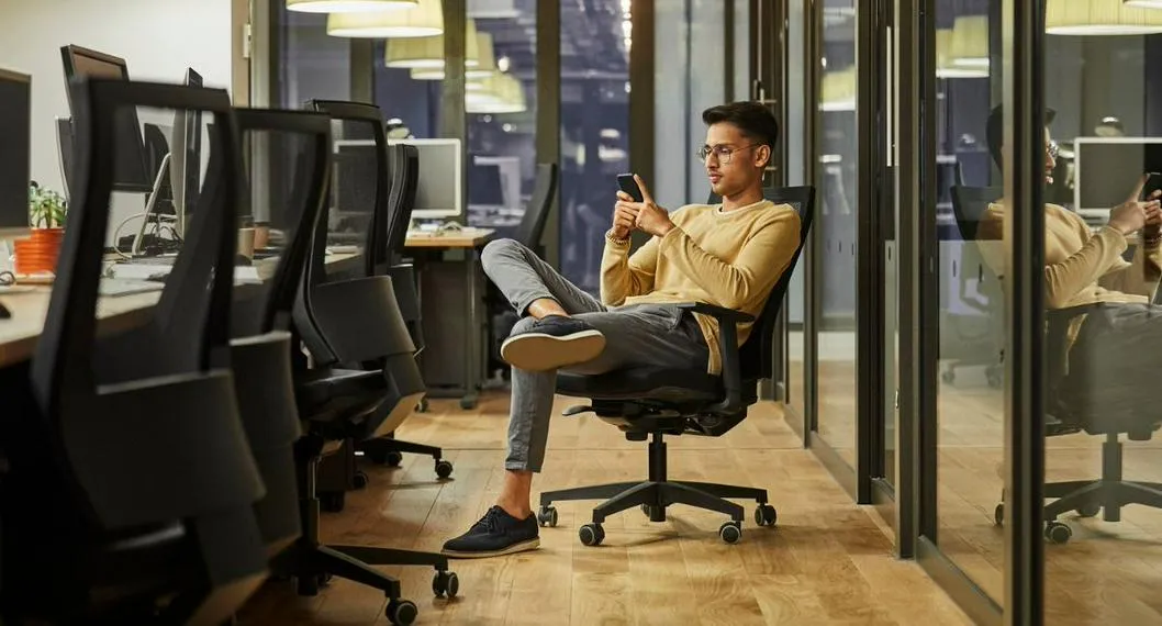 Foto de joven mirando el celular a propósito de por qué empresarios en EE. UU. no quieren contratar a Generación Z