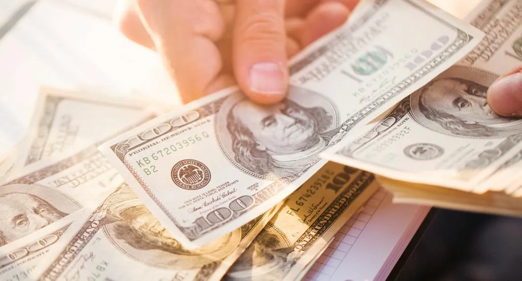 El dólar este martes 25 de abril abrió a 4.465 pesos y se bajó de la barrera de los 4.500 pesos, precio en el que se mantuvo varios días. 