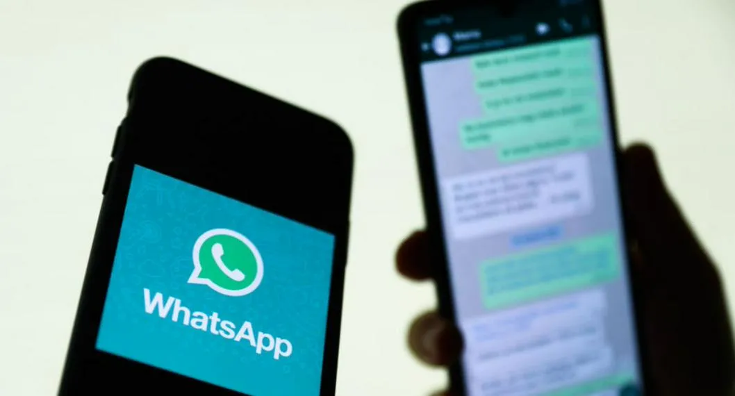 WhatsApp en celular ilustra nota sobre ChatGPT en esa red social.