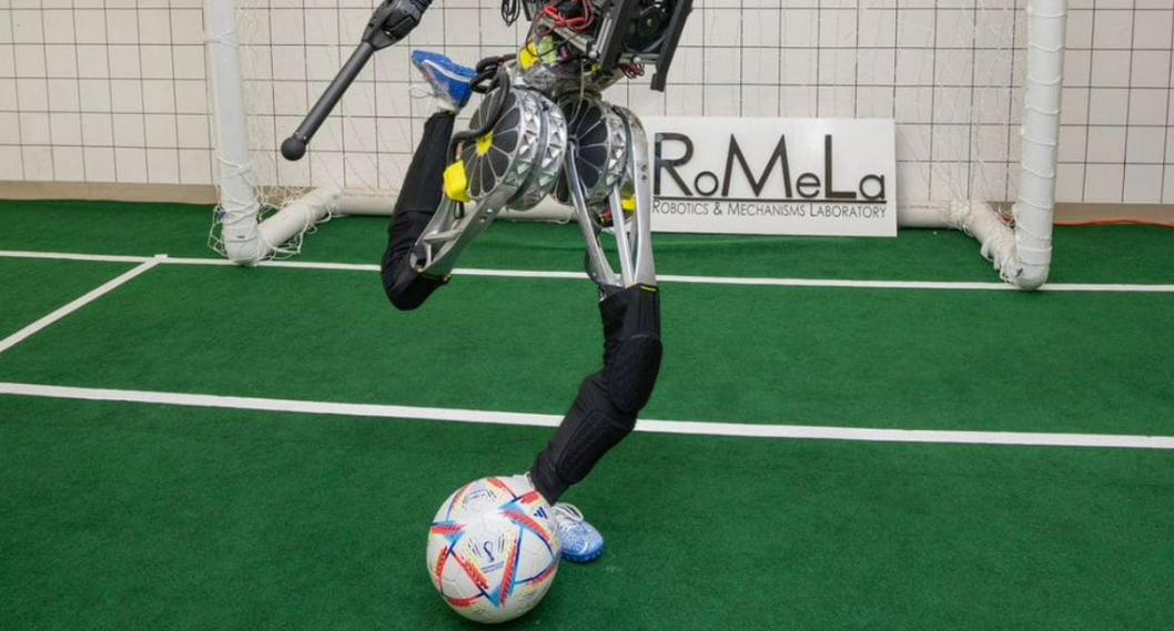 Robot jugando fútbol a propósito de cómo funciona este 'Messi de hojalata'.