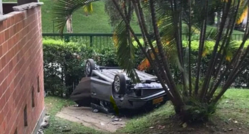Carro cayó desde el tercer piso de un parqueadero en Medellín. El accidente de tránsito se produjo por la falta de pericia del conductor. 