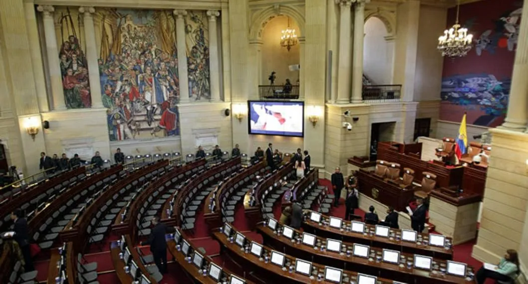 Se aprobó el debate en la Comisión Primera del Senado el proyecto de ley que busca reducir el salario de los congresistas en Colombia a 25 mínimos.