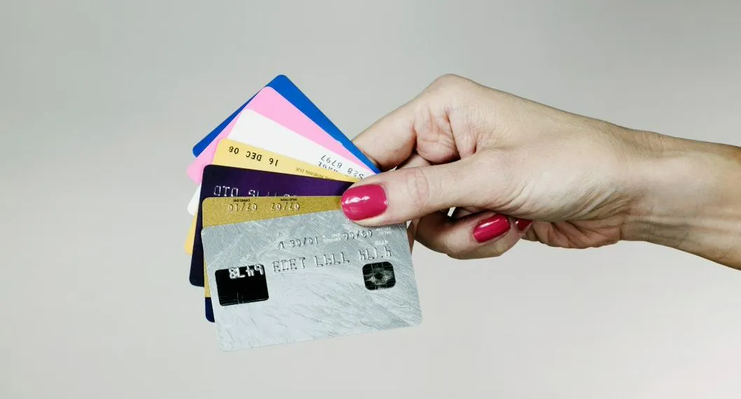 Fotos de tarjetas de crédito para ilustrar artículo sobre por qué los colombianos ahora deben más plata.