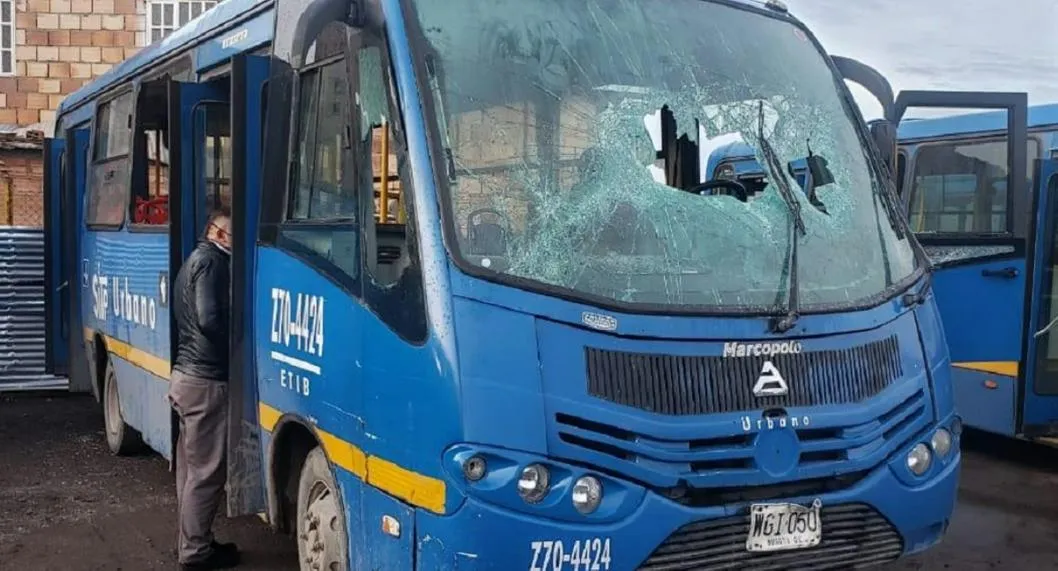 Pasajero enfurecido cogió a palazos a bus del SITP, después de pelearse con el conductor. El usuario rompió las ventanas del vehículo. 