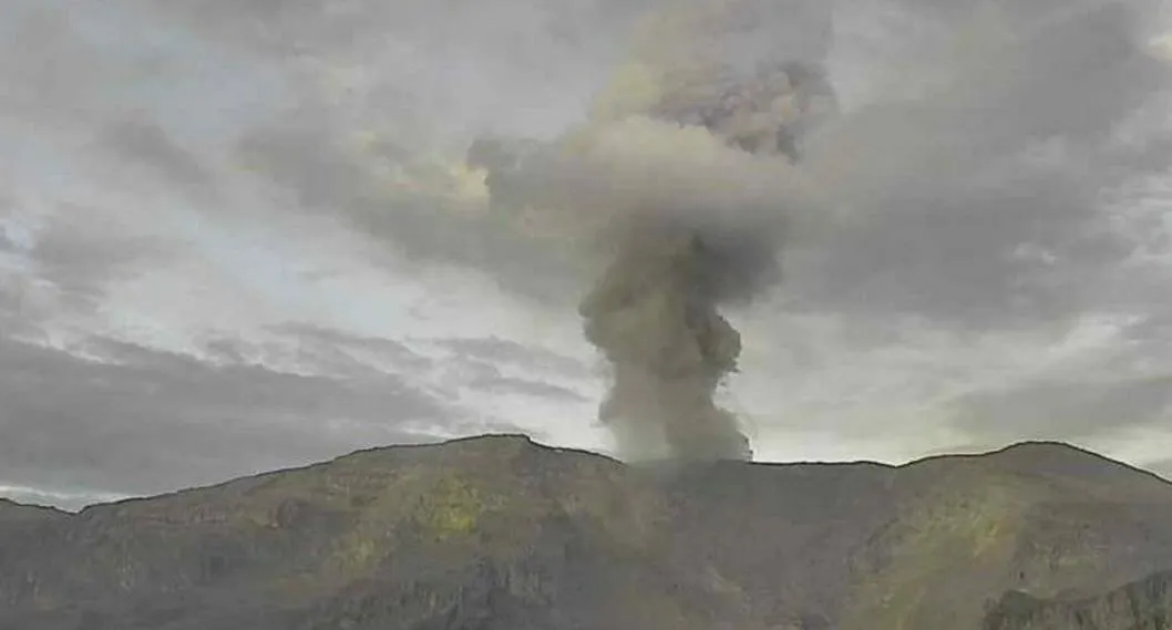 Foto del Volcán Nevado del Ruiz, a propósito del artículo sobre que se mantiene el nivel naranja: en el Nevado del Ruiz y la energía sísmica aumentó 
