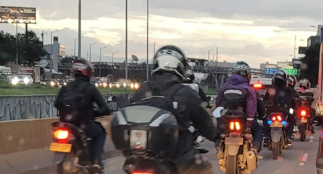 Accidente de una motocicleta produjo un enorme trancón en la NQS en Bogotá este miércoles 26 de abril, El conductor se estrelló con un andén. 