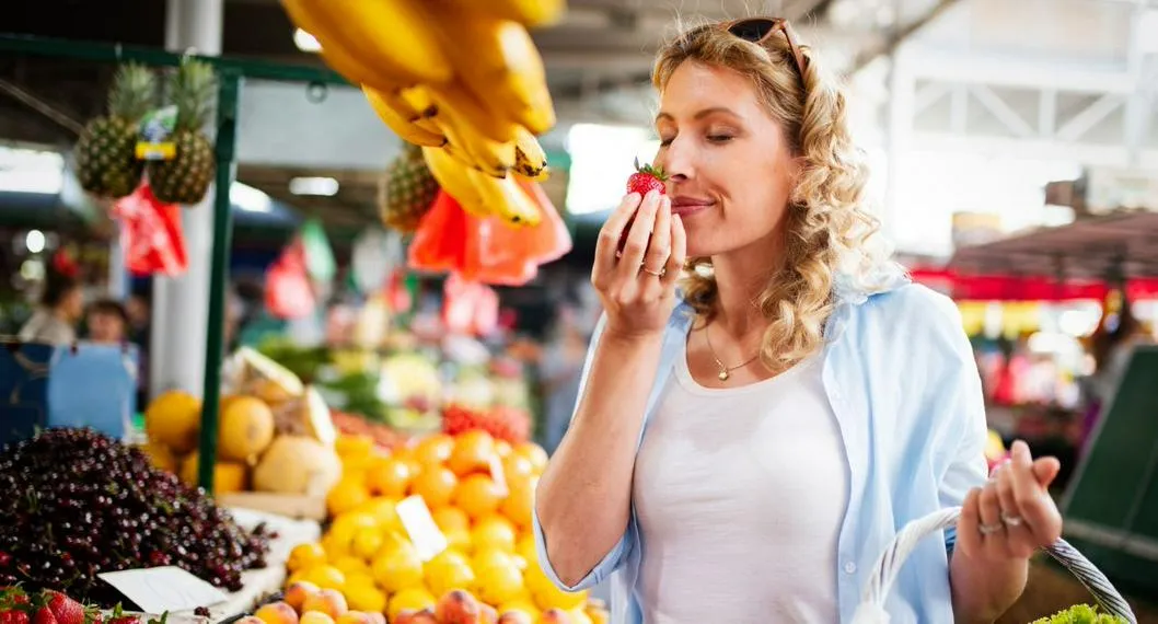 Persona haciendo mercado a propósito de cómo ahorrar dinero mientras compra los alimentos y productos, según esta inteligencia artificial.