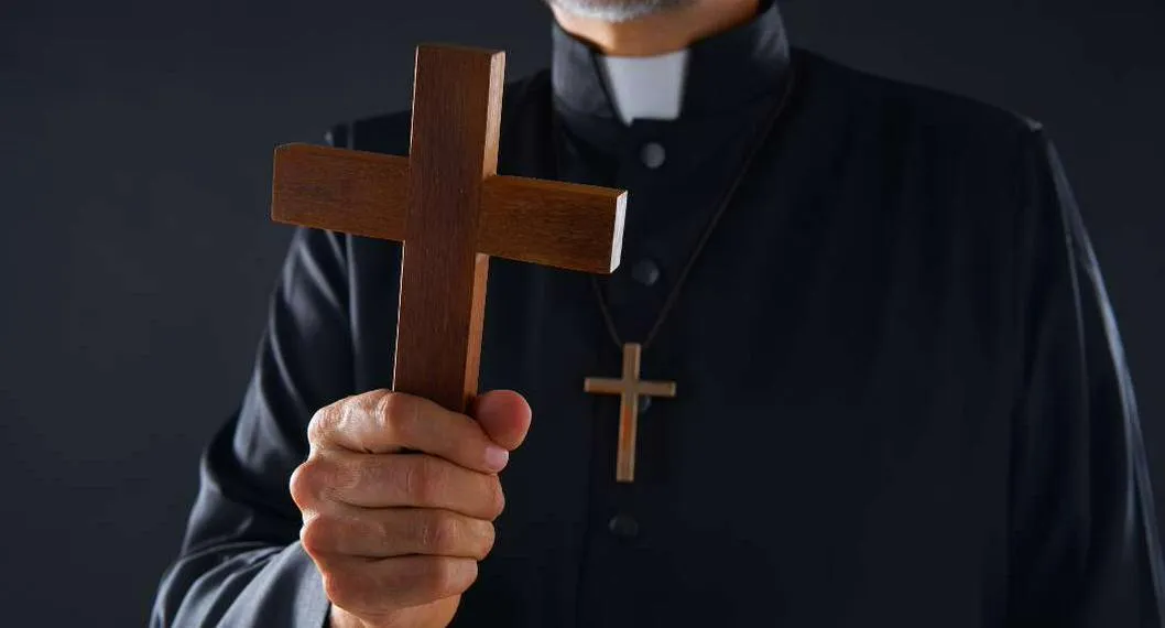 Foto de sacerdote con crucifijo, en nota de Colombia: diplomado católico enseña sobre exorcismo; de qué trata y cuánto dura