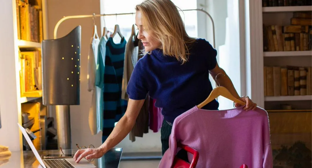 Persona organizando la ropa a propósito de algunos trucos que le ayudarán a optimizar esta actividad.