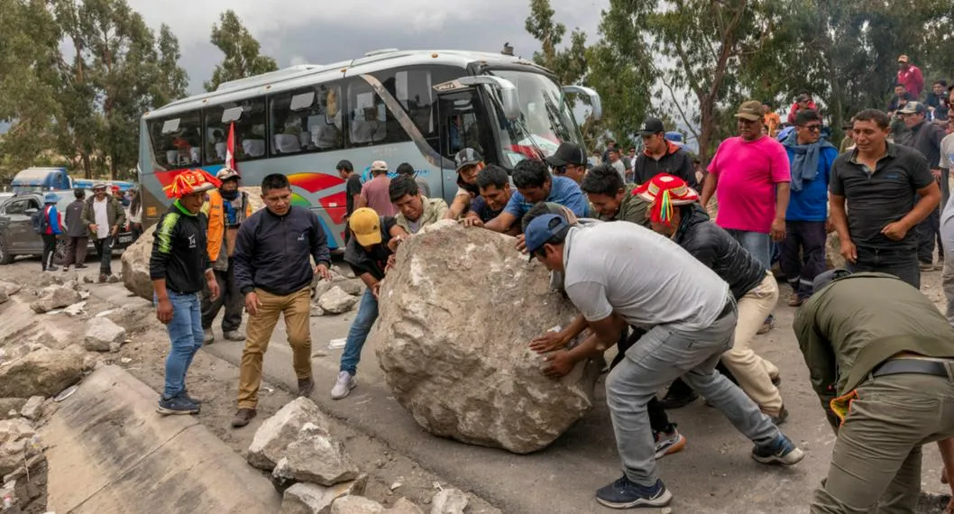 Presidenta de Perú tomó drástica decisión para migrantes que llegan por las fronteras.