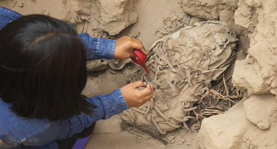 En Perú, a 24 kilómetros de Lima, un grupo de arqueólogos encontraron momia de un adolescente que vivió hace aproximadamente 800 años.