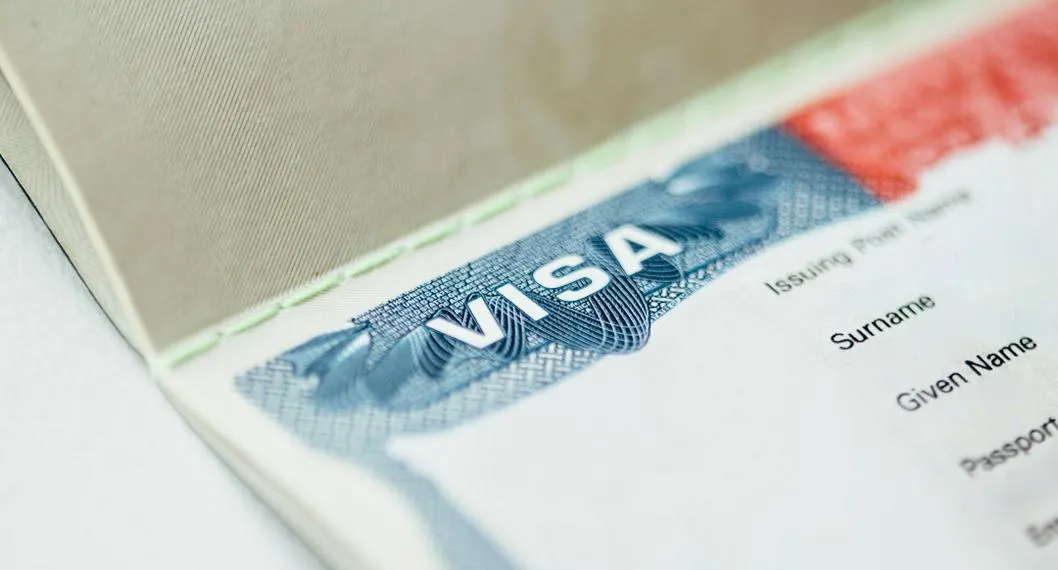 Foto de la visa americana para ilustrar artículo sobre cuáles son los pasos para renovar la visa americana sin entrevista consular. 